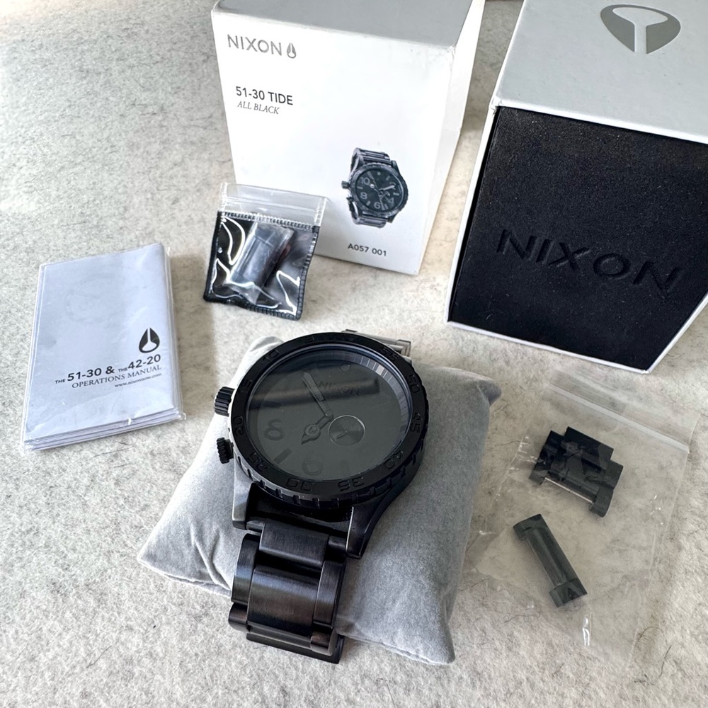 💎 Nixon blackout 51-30 Tide watch (original box included)
